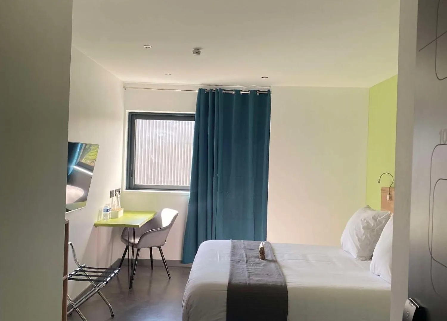 H85 Hotel Chatte France